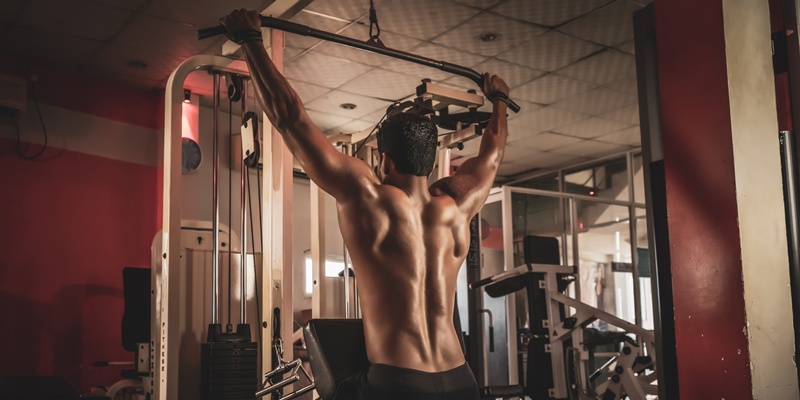 ラットプルダウンの回数と重量設定のコツ