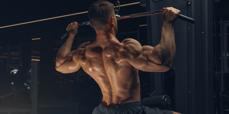 【保存版】ラットプルダウンの効かせ方と正しいフォームを徹底解説！