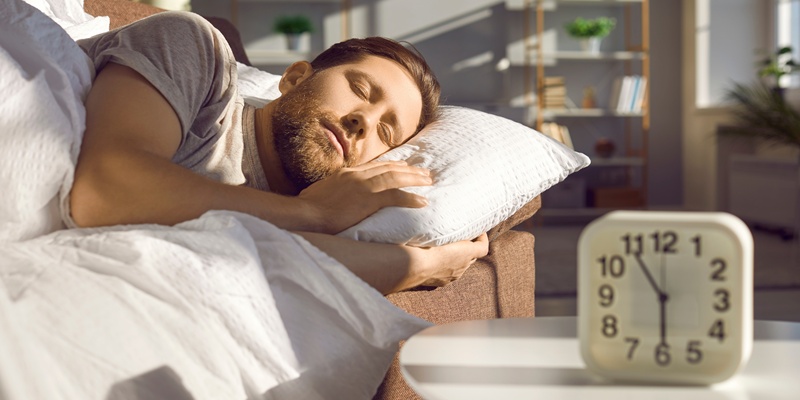 睡眠時間が短いとどうなる？心身への影響と改善のコツ【完全版】